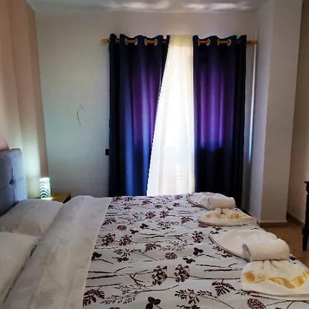 Wonderful Rooftop Pensión Tirana