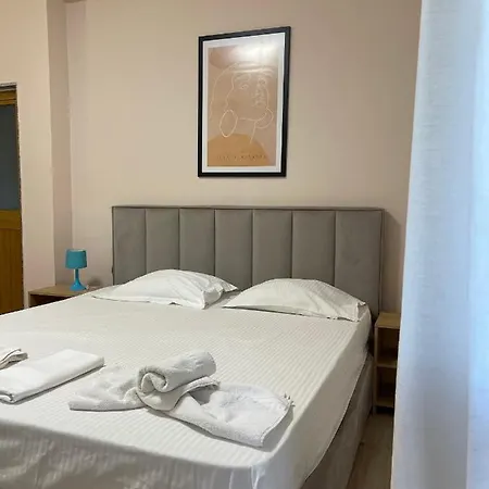 Wonderful Rooftop Pensión Tirana